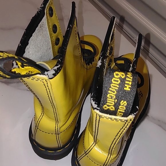 Dr Martens 1460 Patent Yellow Lace Up Combat Boots. Size 7 - Picture 8 of 11